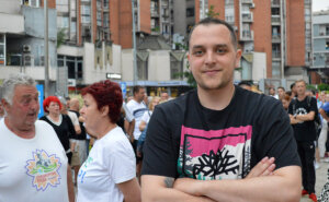 "Navodno "narodno veselje" povodom otvaranja nebezbedne deonice auto-puta Pakovraće-Požega organizovano je konspirativno, s obzirom na to da je bilo jasno da će reakcija Požežanki i Požežana biti takva da neće mirno posmatrati kako medijska trovačnica (Informer), koja je vređala prosvetne radnike, maturante, studente i građane Požege, gura prst u oko u njihovom mestu. To navodno narodno veselje definitivno je bilo samo za odabrane i primorane, a obezbeđivalo ga je prema našim informacijama 700 pripadnika svih bezbednosnih službi, kaže u razgovoru za Danas Bogdan Radovanović, poslanik Zeleno-levog fronta.