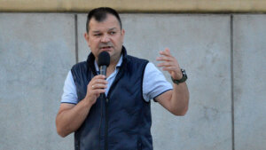 Protest „Užice protiv nasilja“: Okupljanje bez govornika i protestne šetnje (FOTO) 4 Protest „Užice protiv nasilja“: Okupljanje bez govornika i protestne šetnje (FOTO) 4