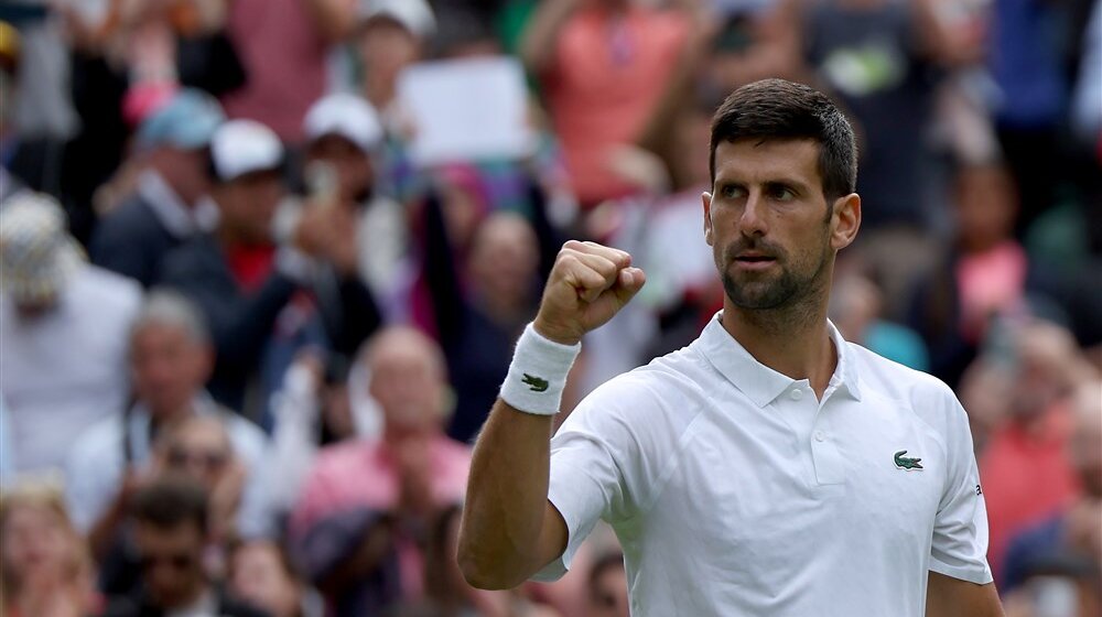 „Veoma je kul upoznati GOAT-a“: Đoković poklonio majicu devojci u kolicima (VIDEO) 1