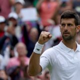 „Veoma je kul upoznati GOAT-a“: Đoković poklonio majicu devojci u kolicima (VIDEO) 6