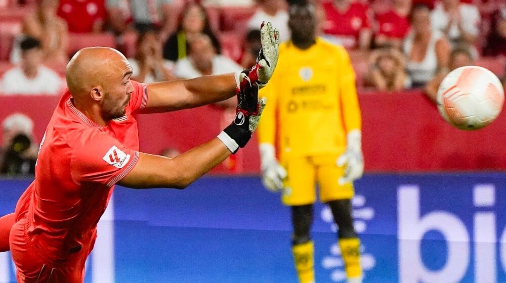 Sudar dva fudbalska kontinenta u drugom stepenu: Dmitrovićeve odbrane penala donele trofej Sevilji 1