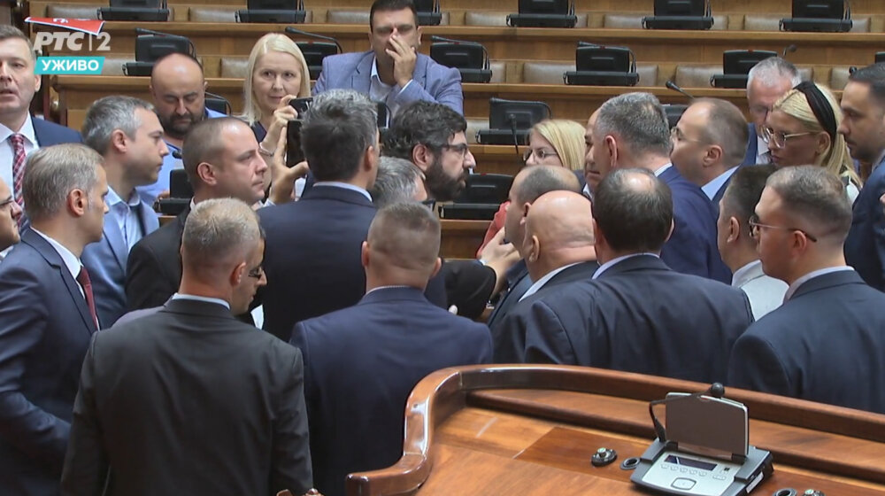"Potpuno rasulo u Skupštini Srbije": Kako regionalni mediji izveštavaju o zasedanju srpskog parlamenta? 1