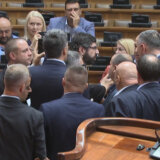 "Potpuno rasulo u Skupštini Srbije": Kako regionalni mediji izveštavaju o zasedanju srpskog parlamenta? 1