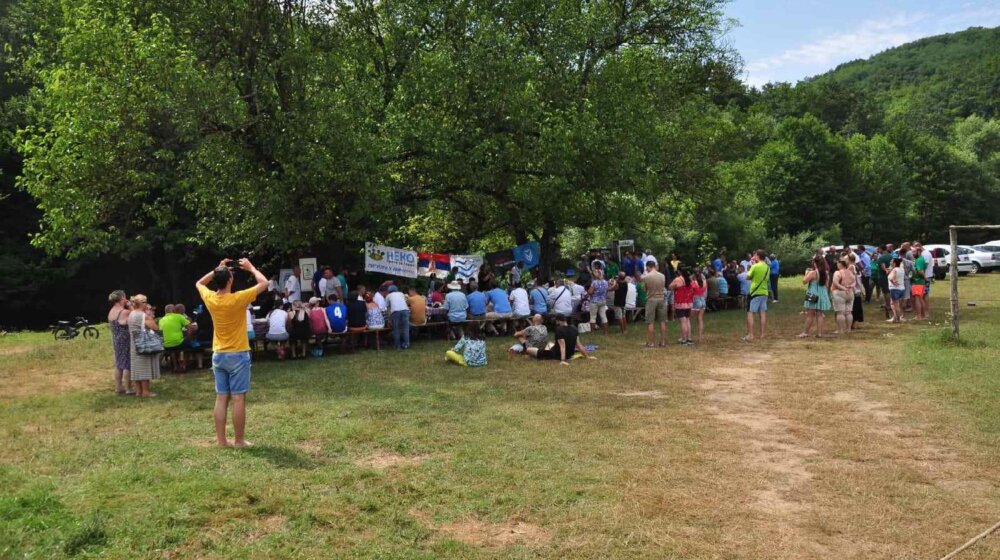 Posle 160 dana protivljenja izgradnji mini hidroelektrane, meštani sela Dadince obeležili "pobedu nad uzurpatorima" 1