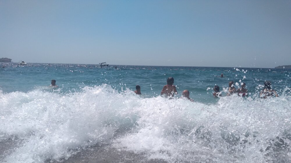 Jedna osoba izgubila život kod Tivta, beživotno telo nađeno u uvali kod Petrovca: Veliki talasi i jak jugo na crnogorskom primorju 1