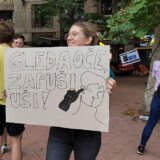 "Mladi protiv nasilja" ispred REM-a priredili izložbu "Gledaoci će da zapuše uši“ 3