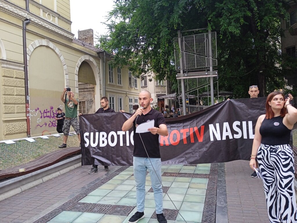 “Nećemo dozvoliti da nasilje definiše našu budućnost”: Održan treći protest “Srbija protiv nasilja” u Subotici 2 “Nećemo dozvoliti da nasilje definiše našu budućnost”: Održan treći protest “Srbija protiv nasilja” u Subotici 2