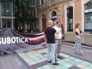 Treći protest “Srbija protiv nasilja” u Subotici “Nećemo dozvoliti da nasilje definiše našu budućnost”: Održan treći protest “Srbija protiv nasilja” u Subotici 15