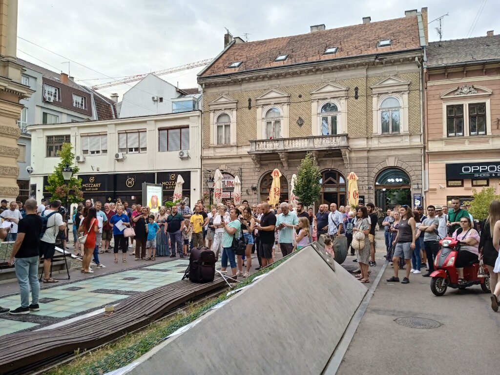 “Nećemo dozvoliti da nasilje definiše našu budućnost”: Održan treći protest “Srbija protiv nasilja” u Subotici 3 “Nećemo dozvoliti da nasilje definiše našu budućnost”: Održan treći protest “Srbija protiv nasilja” u Subotici 3