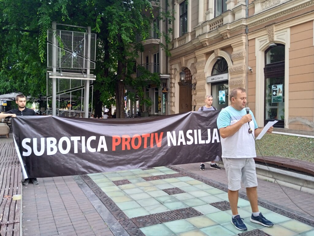 “Nećemo dozvoliti da nasilje definiše našu budućnost”: Održan treći protest “Srbija protiv nasilja” u Subotici 4 “Nećemo dozvoliti da nasilje definiše našu budućnost”: Održan treći protest “Srbija protiv nasilja” u Subotici 4