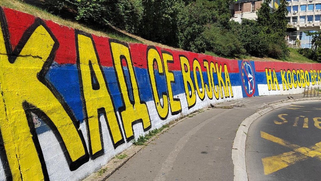 "Kad se vojska na Kosovo vrati": Grafiti na ogradi oko zgrade Generalštaba (FOTO) 2