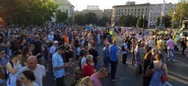Tropska vrućina i Peter Nikitin: Pogledajte kako je izgledao 11. protest "Srbija protiv nasilja" (FOTO) 13