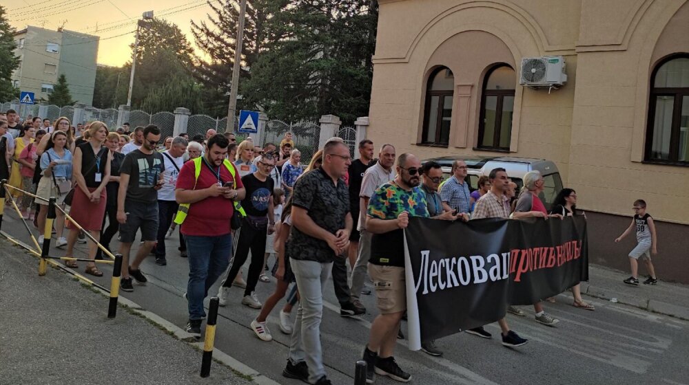 Protest u Leskovcu: Zahtev lokalnim vlastima da deca i prosvetni radnici dobiju po 15.000 dinara 1