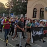 Protest u Leskovcu: Zahtev lokalnim vlastima da deca i prosvetni radnici dobiju po 15.000 dinara 8