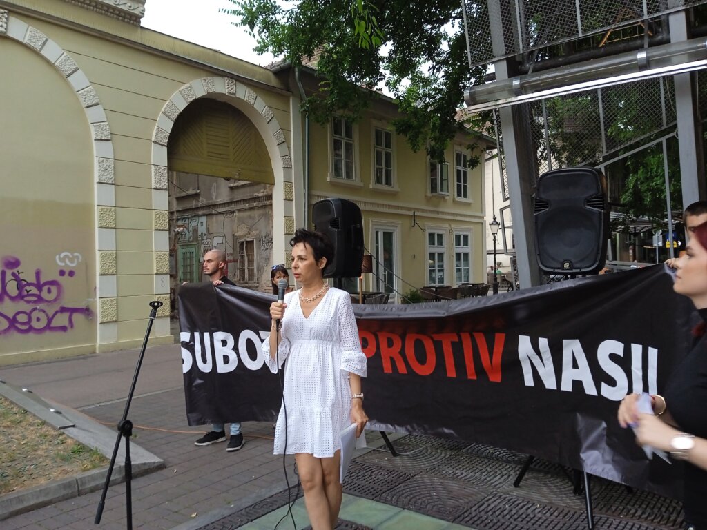 "Moramo zaštititi našu decu, moramo sprečiti nasilje nad njima": Održan četvrti protest "Srbija protiv nasilja" u Subotici 2 "Moramo zaštititi našu decu, moramo sprečiti nasilje nad njima": Održan četvrti protest "Srbija protiv nasilja" u Subotici 2