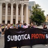 "Moramo zaštititi našu decu, moramo sprečiti nasilje nad njima": Održan četvrti protest "Srbija protiv nasilja" u Subotici 10