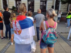 Mi živimo „Dan mrmota” u Srbiji samo što naši dani nisu isti već je svaki gori od prethodnog: Završen osmi protest Srbija protiv nasilja u Kragujevcu (FOTO) 9