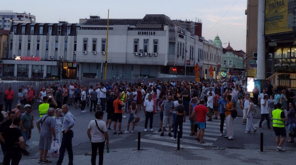 Mi živimo „Dan mrmota” u Srbiji samo što naši dani nisu isti već je svaki gori od prethodnog: Završen osmi protest Srbija protiv nasilja u Kragujevcu (FOTO) 1