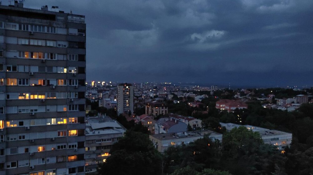 UŽIVO Oluja stigla u Srbiju, najdramatičnije u Novom Sadu - grad bez vode, spasilačke akcije na nekoliko mesta (FOTO, VIDEO) 1