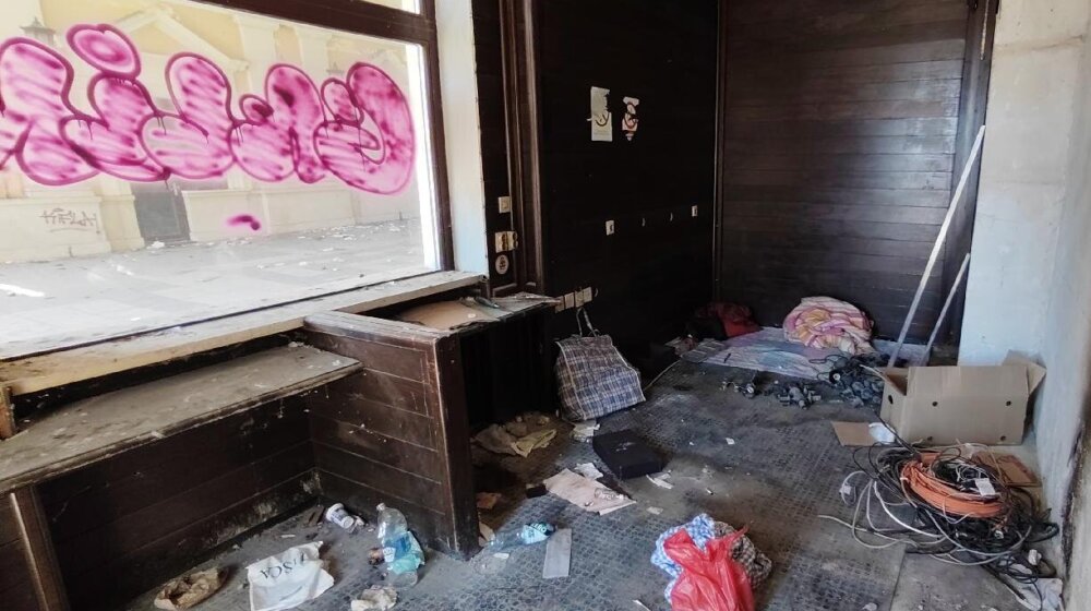 Obijena vrata, fekalije, špricevi i đubre: Šta se danas može zateći na staroj Železničkoj stanici Beograd? (FOTO) 1