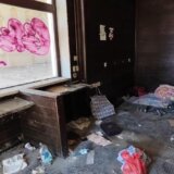 Obijena vrata, fekalije, špricevi i đubre: Šta se danas može zateći na staroj Železničkoj stanici Beograd? (FOTO) 8