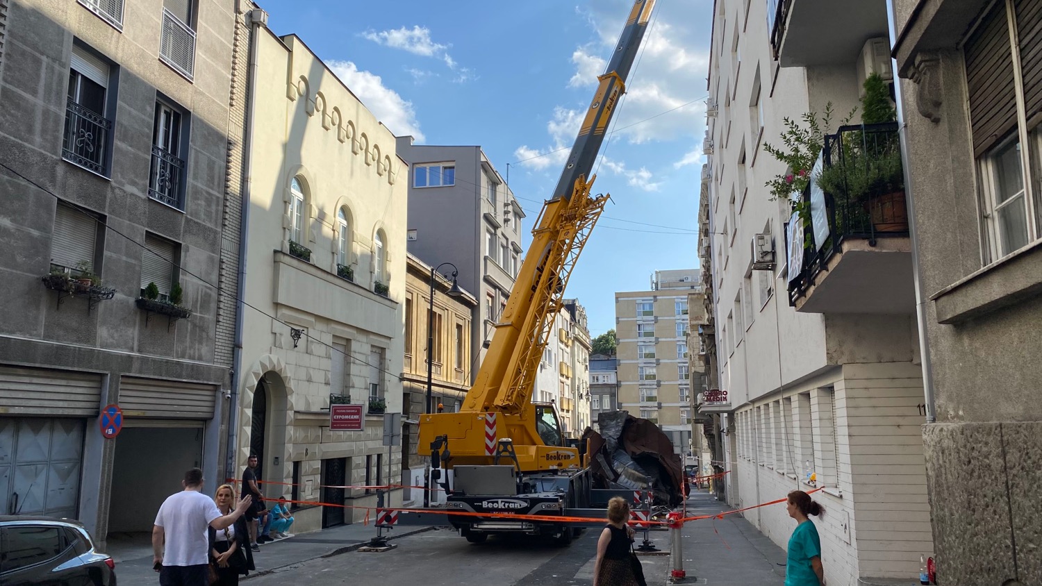 (FOTO) Limeni krov posle oluje završio na susednoj zgradi, građani na Vračaru sami zatvorili ulicu daskama i kontejnerima 3 (FOTO) Limeni krov posle oluje završio na susednoj zgradi, građani na Vračaru sami zatvorili ulicu daskama i kontejnerima 3
