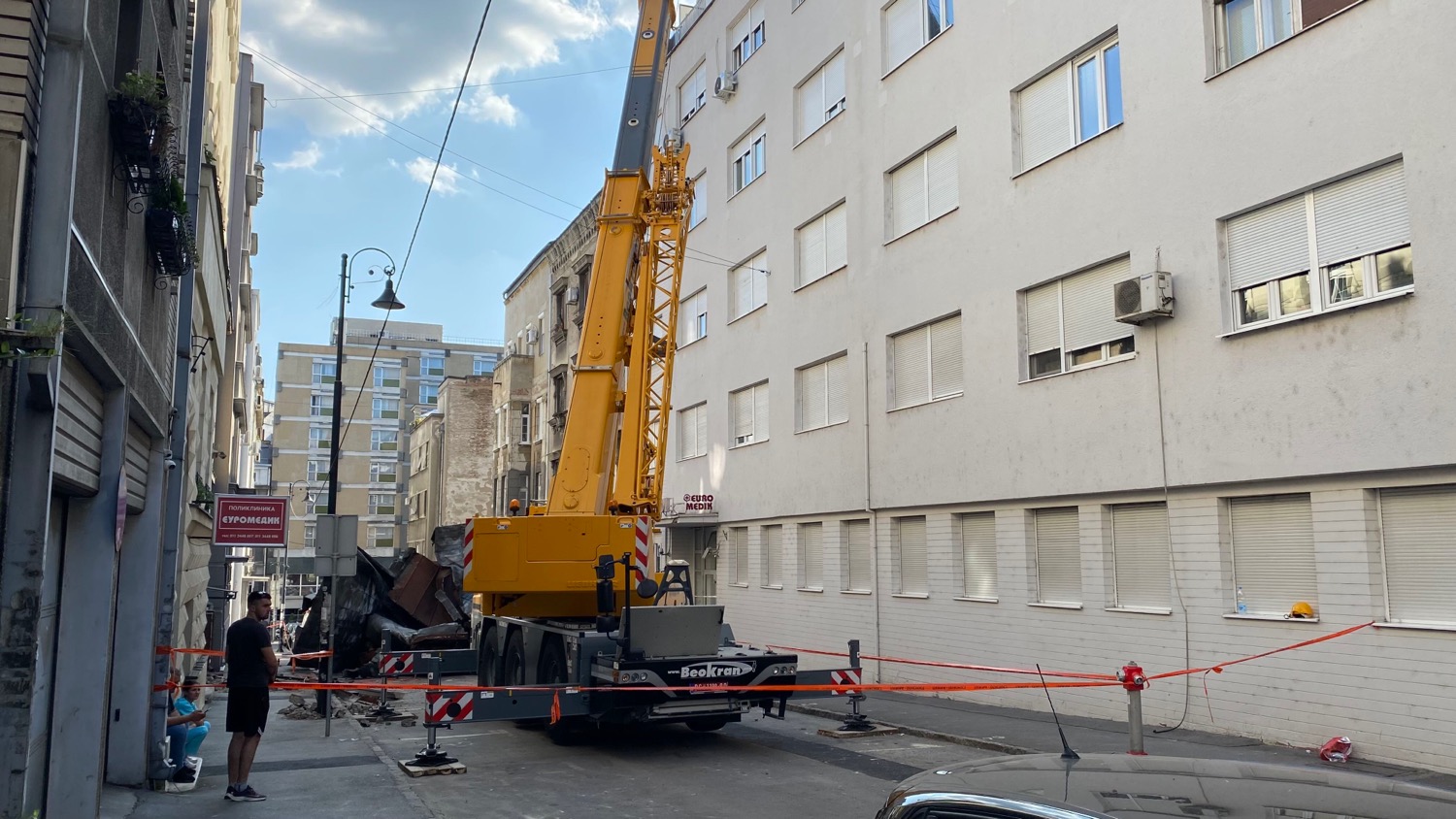 (FOTO) Limeni krov posle oluje završio na susednoj zgradi, građani na Vračaru sami zatvorili ulicu daskama i kontejnerima 4
