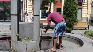 Članica Gradskog odbora Stranke slobode i pravde (SSP) Kragujevac Maša Cvetković izjavila je danas da već dva dana građani Kragujevca sa česmi dobijaju žutu, mutnu i neispravnu vodu.