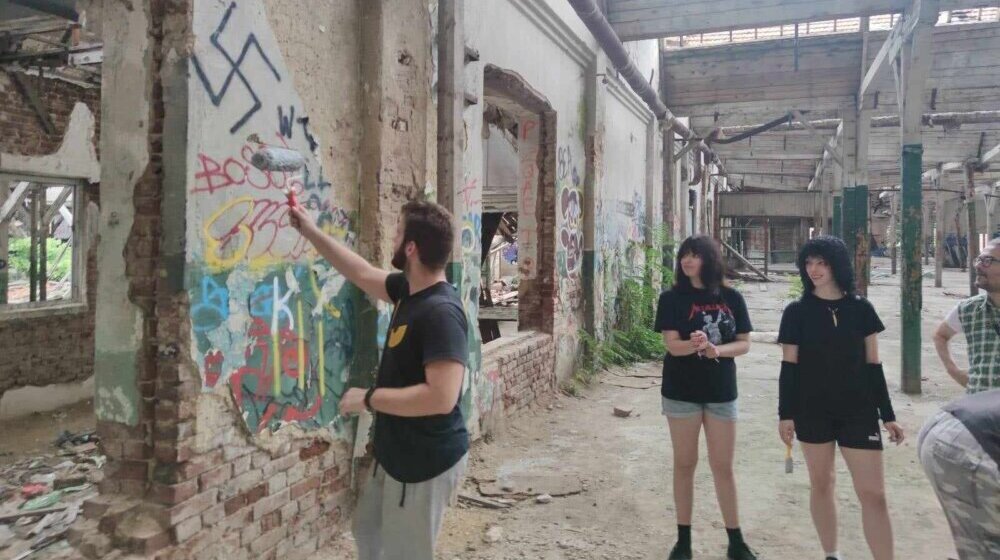 Prekrečeni grafiti sa kukastim krstovima: Kragujevac je grad ljubavi i antifašizma, poručuju učesnici akcije 1