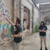 Prekrečeni grafiti sa kukastim krstovima: Kragujevac je grad ljubavi i antifašizma, poručuju učesnici akcije 11