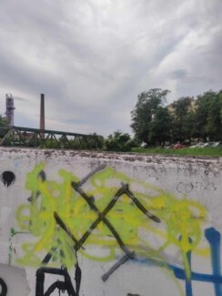 Prekrečeni grafiti sa kukastim krstovima: Kragujevac je grad ljubavi i antifašizma, poručuju učesnici akcije 6