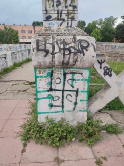 Krecenje svastika i rasistickih grafita u Kragujevcu 07 Prekrečeni grafiti sa kukastim krstovima: Kragujevac je grad ljubavi i antifašizma, poručuju učesnici akcije 7