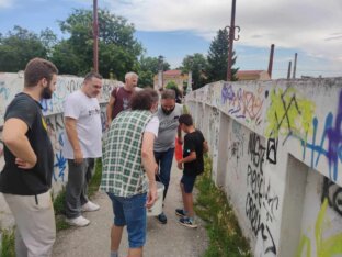 Prekrečeni grafiti sa kukastim krstovima: Kragujevac je grad ljubavi i antifašizma, poručuju učesnici akcije 8