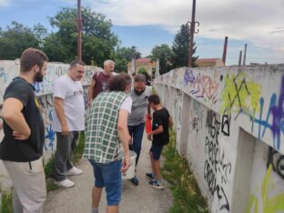 Krecenje svastika i rasistickih grafita u Kragujevcu 08 Prekrečeni grafiti sa kukastim krstovima: Kragujevac je grad ljubavi i antifašizma, poručuju učesnici akcije 8