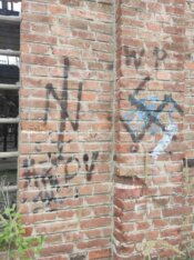 Prekrečeni grafiti sa kukastim krstovima: Kragujevac je grad ljubavi i antifašizma, poručuju učesnici akcije 9