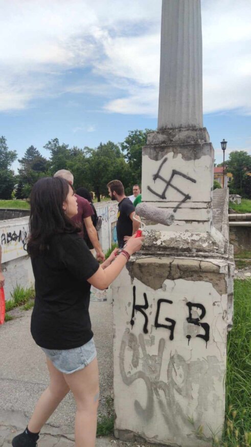 Prekrečeni grafiti sa kukastim krstovima: Kragujevac je grad ljubavi i antifašizma, poručuju učesnici akcije 10