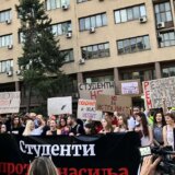 Završen protest Srbija protiv nasilja: Performans, džingl sa Vučićem i Gašićem i 5.000 građana ispred PU Beograd (FOTO, VIDEO) 8