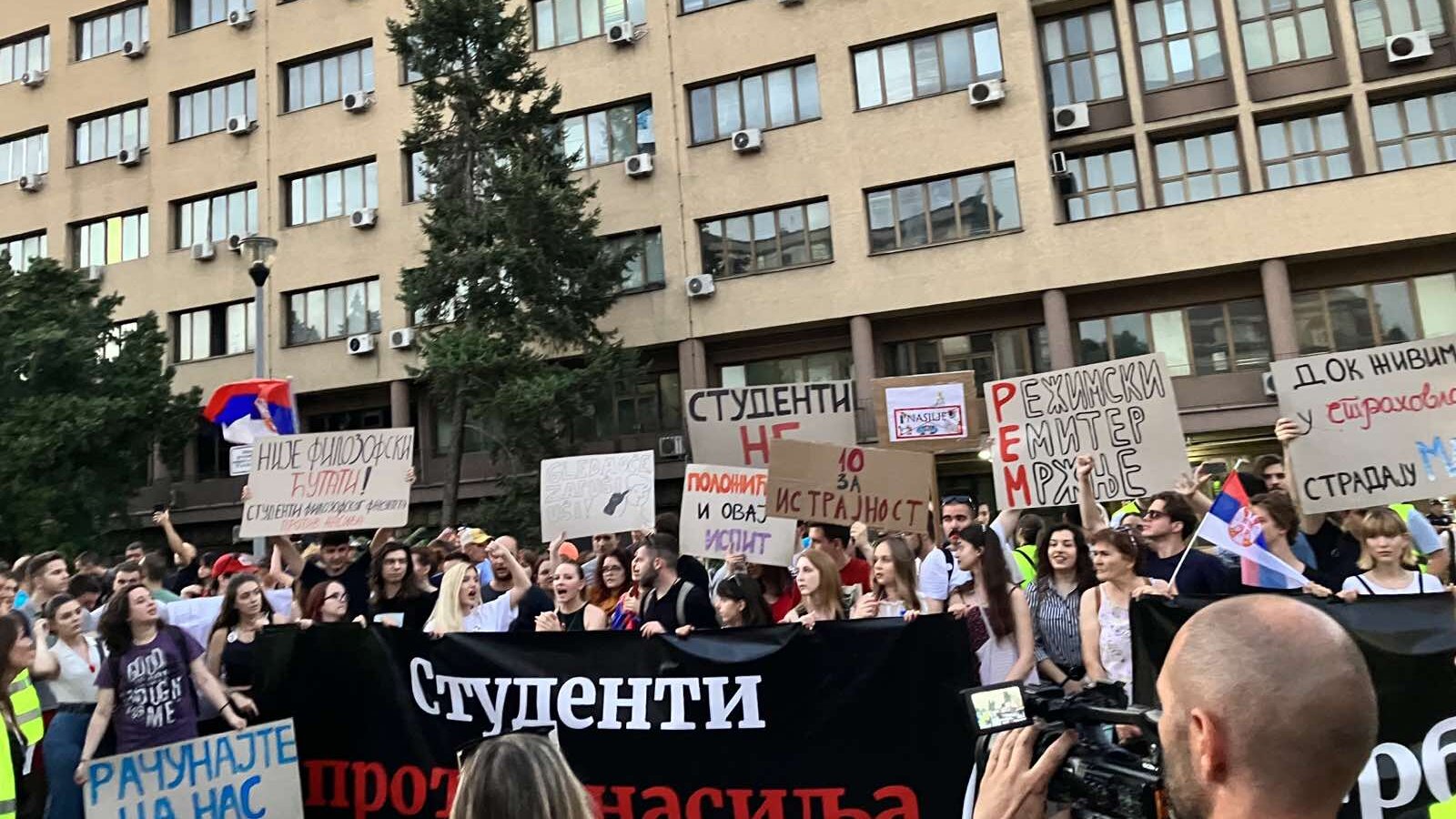 Slike koje su obeležile deseti protest "Srbija protiv nasilja" (FOTO) 5 Slike koje su obeležile deseti protest "Srbija protiv nasilja" (FOTO) 5
