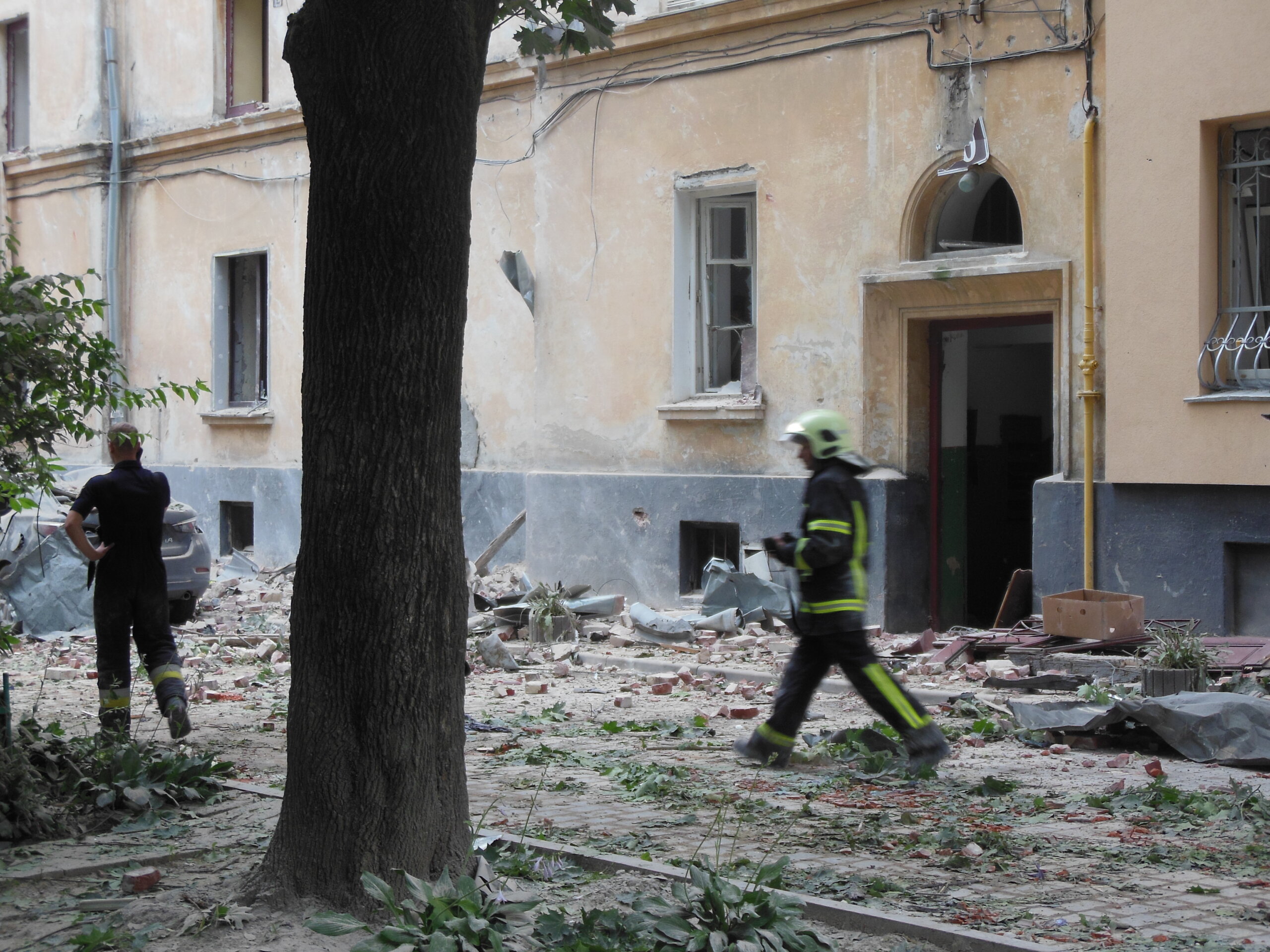 Reporter Danasa u Lavovu i Odesi: Senke rata, improvizovana groblja, Maksim, Viktor i Jana - tužna devojka 3 Reporter Danasa u Lavovu i Odesi: Senke rata, improvizovana groblja, Maksim, Viktor i Jana - tužna devojka 2