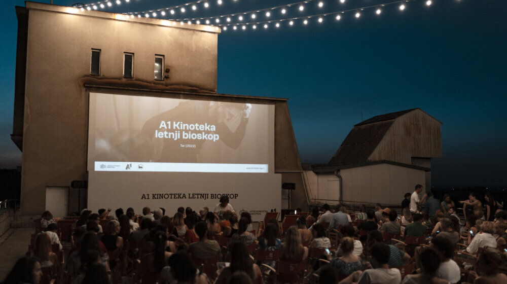 Karta "više" za projekciju filma "Tar" na terasi pod zvezdama Doma Vojske Srbije: Prepuno gledalište na otvaranju A1 Kinoteka letnjeg bioskopa 1