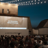 Karta "više" za projekciju filma "Tar" na terasi pod zvezdama Doma Vojske Srbije: Prepuno gledalište na otvaranju A1 Kinoteka letnjeg bioskopa 1