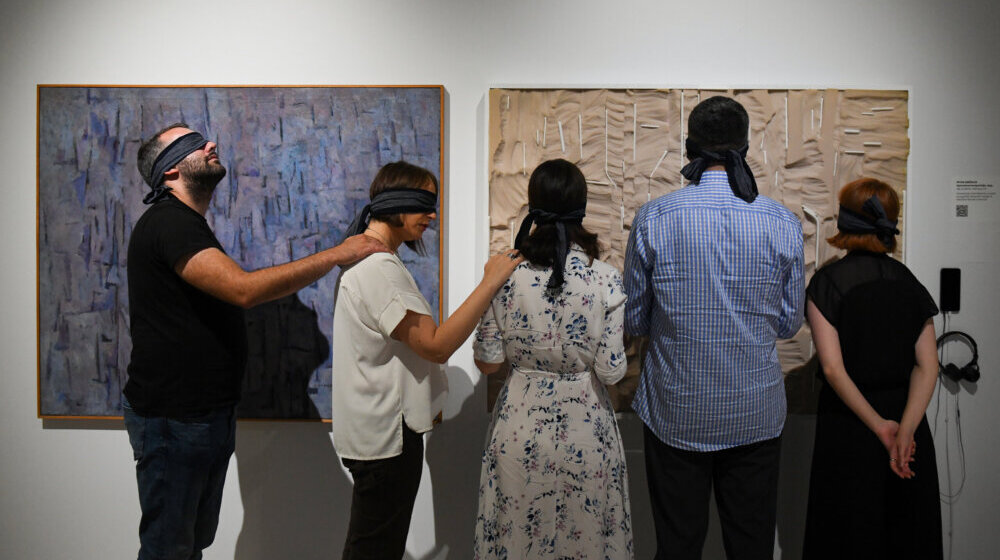 Šta vidim kad zatvorim oči? Vodič na neviđeno kroz „Plavu izložbu“ 1