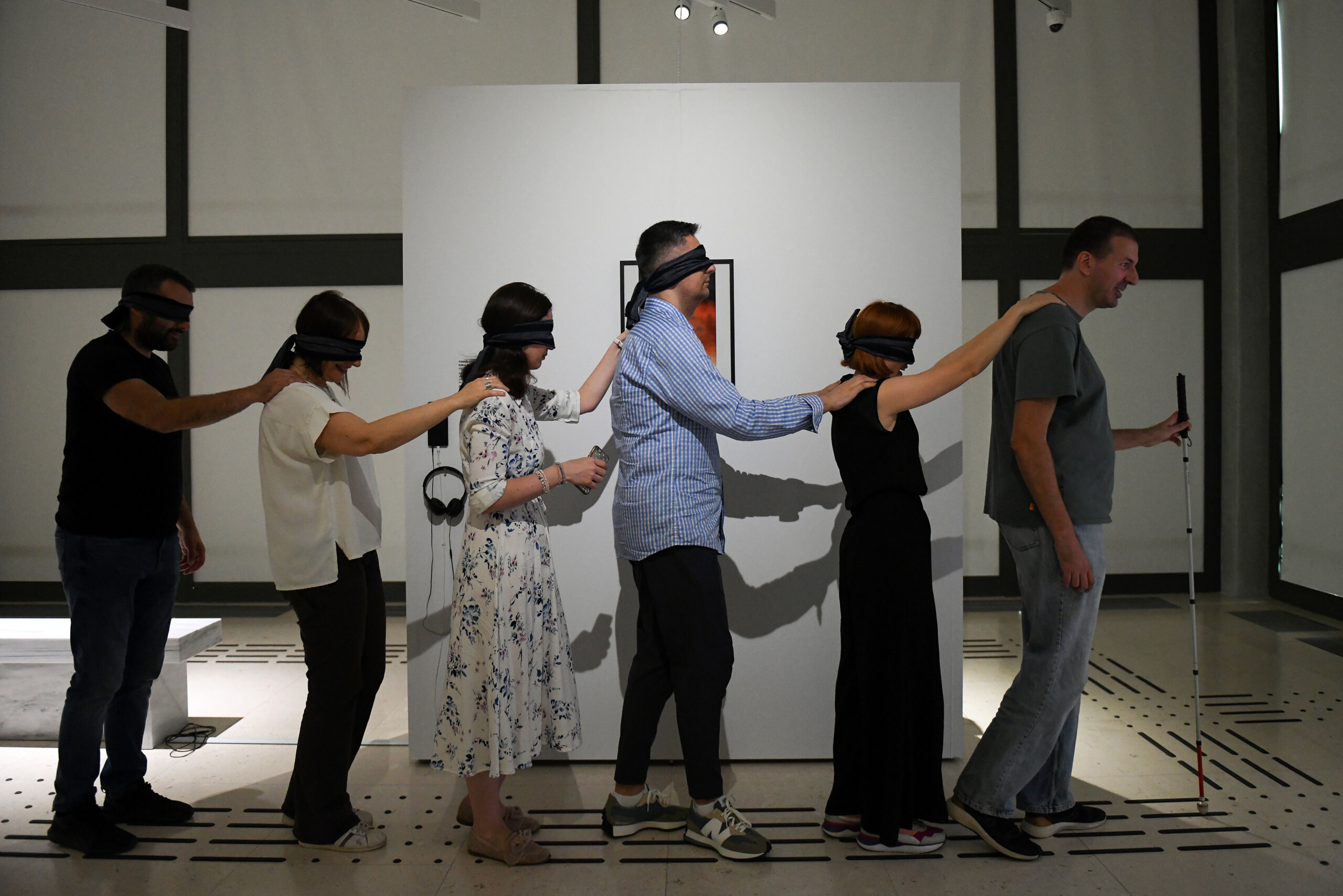 Šta vidim kad zatvorim oči? Vodič na neviđeno kroz „Plavu izložbu“ 2 Šta vidim kad zatvorim oči? Vodič na neviđeno kroz „Plavu izložbu“ 2