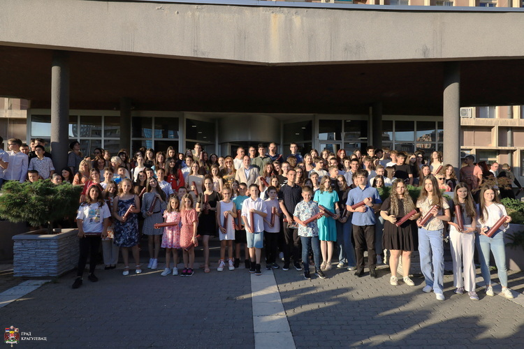 Đacima osnovnih i srednjih škola uručene diplome "Ponos Kragujevca" 2