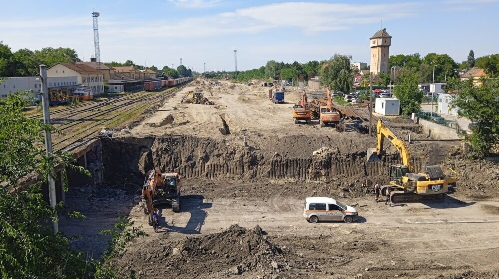 (FOTO) Pasarelom koja spaja "podeljenu" Suboticu 1