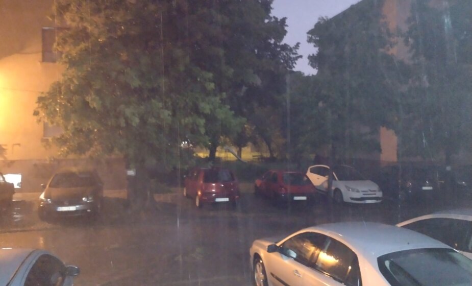 Posledice olujnog vetra u Šumadiji - bez struje 12.000 potrošača, spaseno šest osoba u Kragujevcu 1