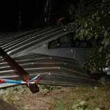 Olujni vetar odneo krov, obarao drveće i oštetio automobile u Valjevu 2