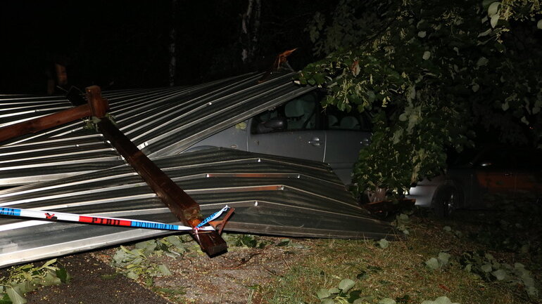 Olujni vetar odneo krov, obarao drveće i oštetio automobile u Valjevu 1