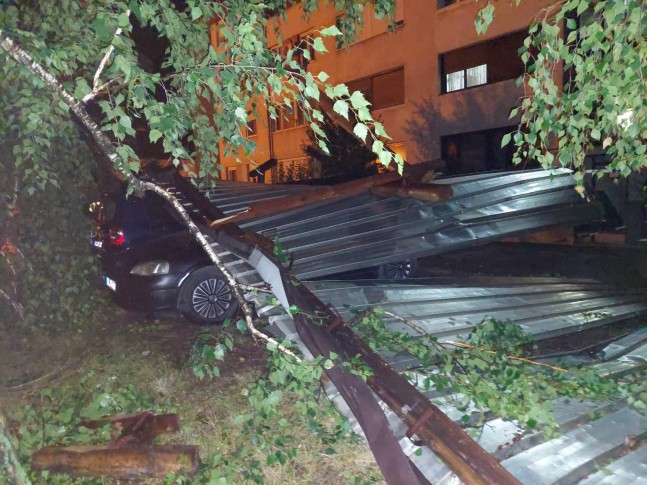 Olujni vetar odneo krov, obarao drveće i oštetio automobile u Valjevu 2