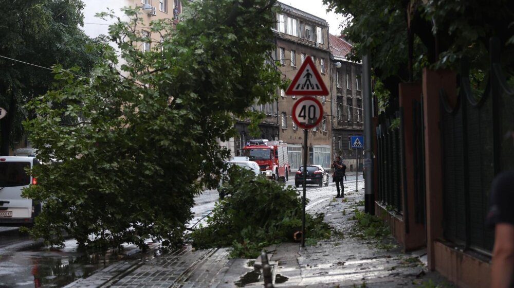 (VIDEO) Srušen kran, leteli krovovi: Zastrašujući snimci nevremena u Zagrebu 1